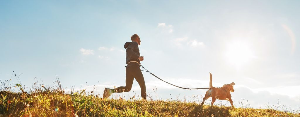 Mann og hund på løpetur
