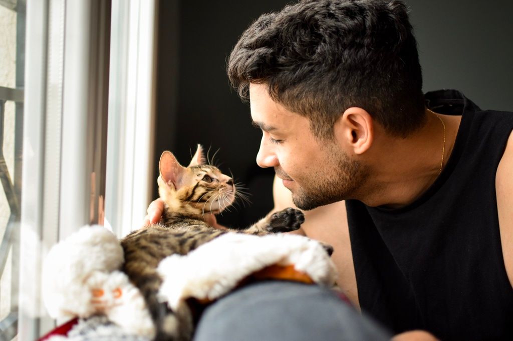 Kattunge og mann