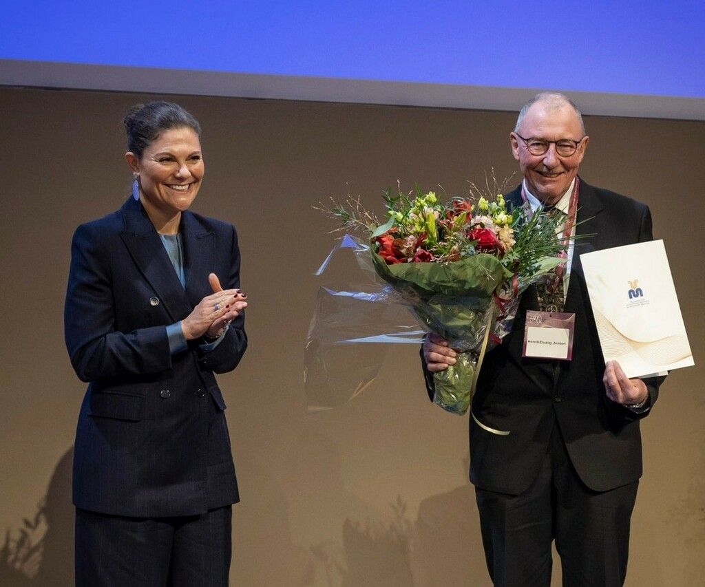 Kronprinsesse Victoria overrekker Den store forskningsprisen i veterinærmedisin til den aller første mottakeren, professor Henrik Elvang Jensen, under prisseremonien på Sveriges Lantbruksuniversitet.