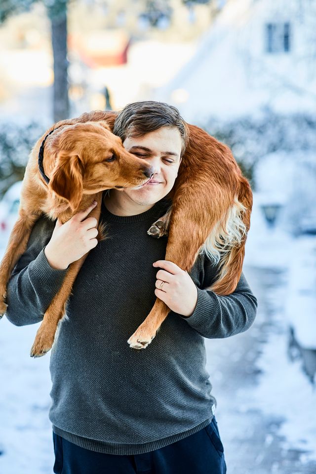 Mann med hund i vinterlandskap