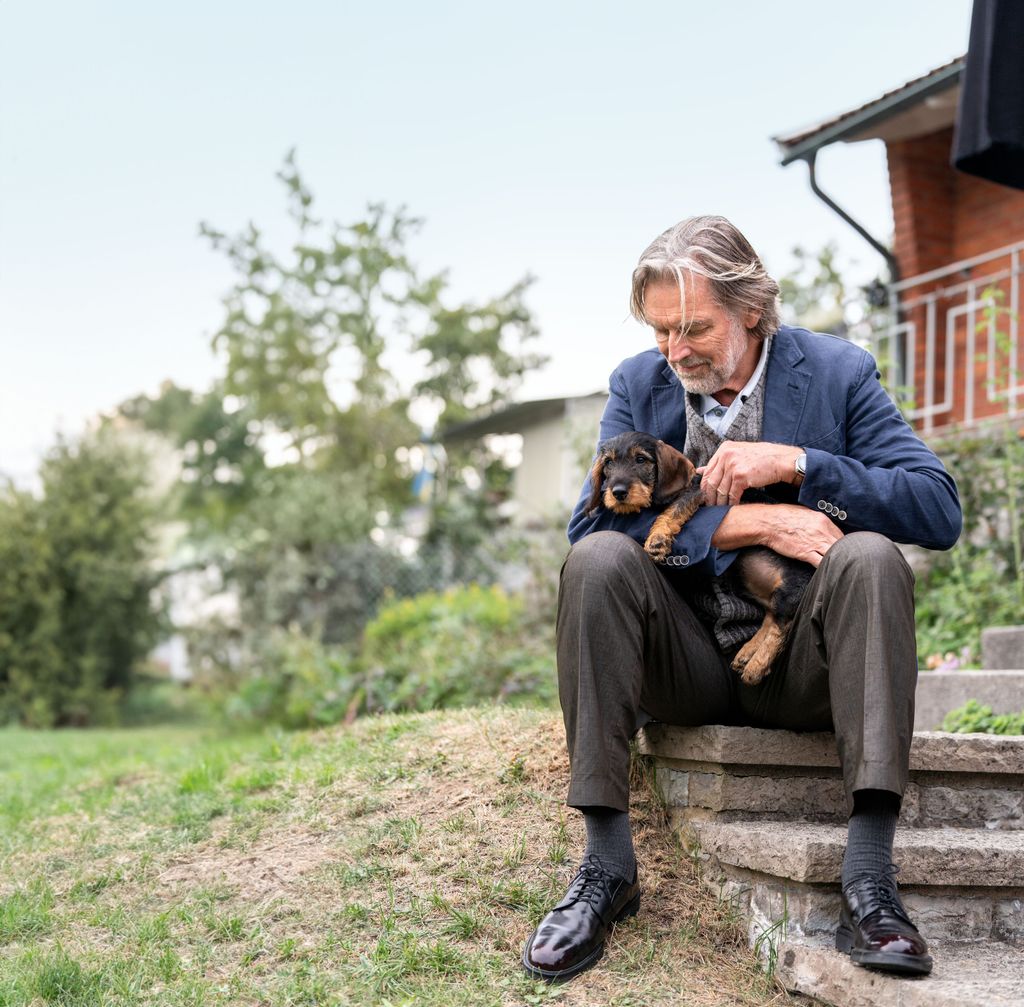 Hund og mann som koser