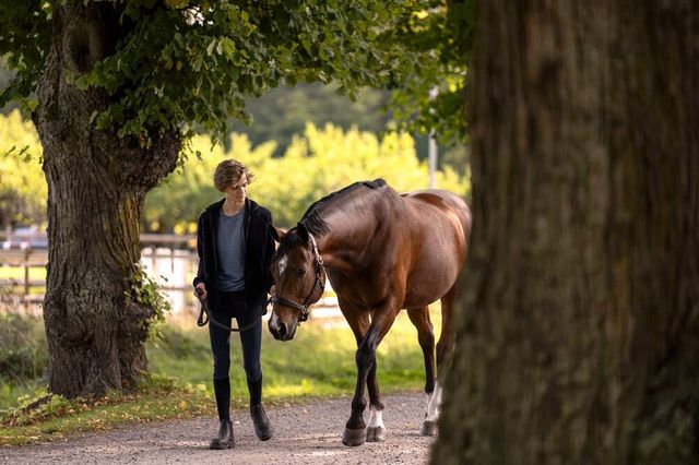 Gutt leier en hest på tur