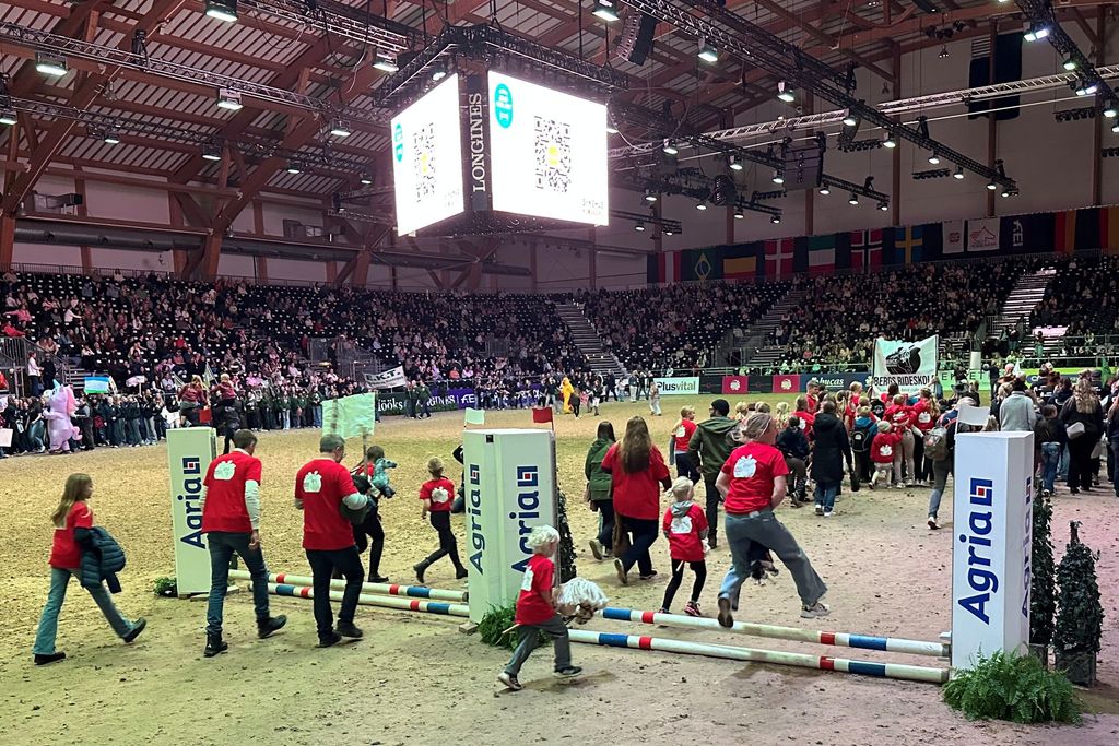 Personer som hopper over hinder under Jump for Joy