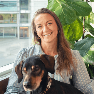 Fredrikke, regionssjef i Agria Norge med hunden sin