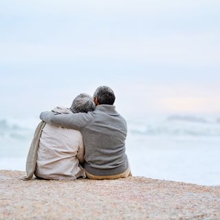 To personer som sitter på en strand