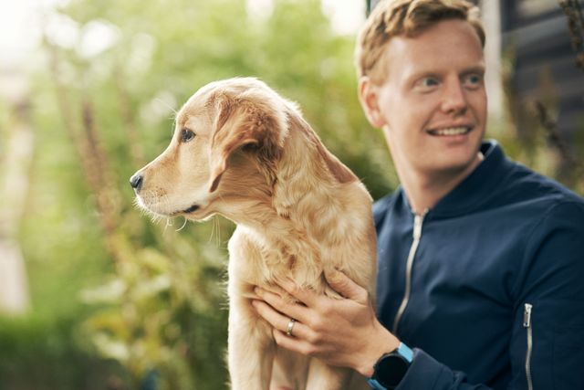 Hund og mann som sitter ute