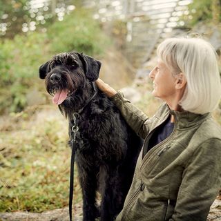 Hund og eier sitter ute