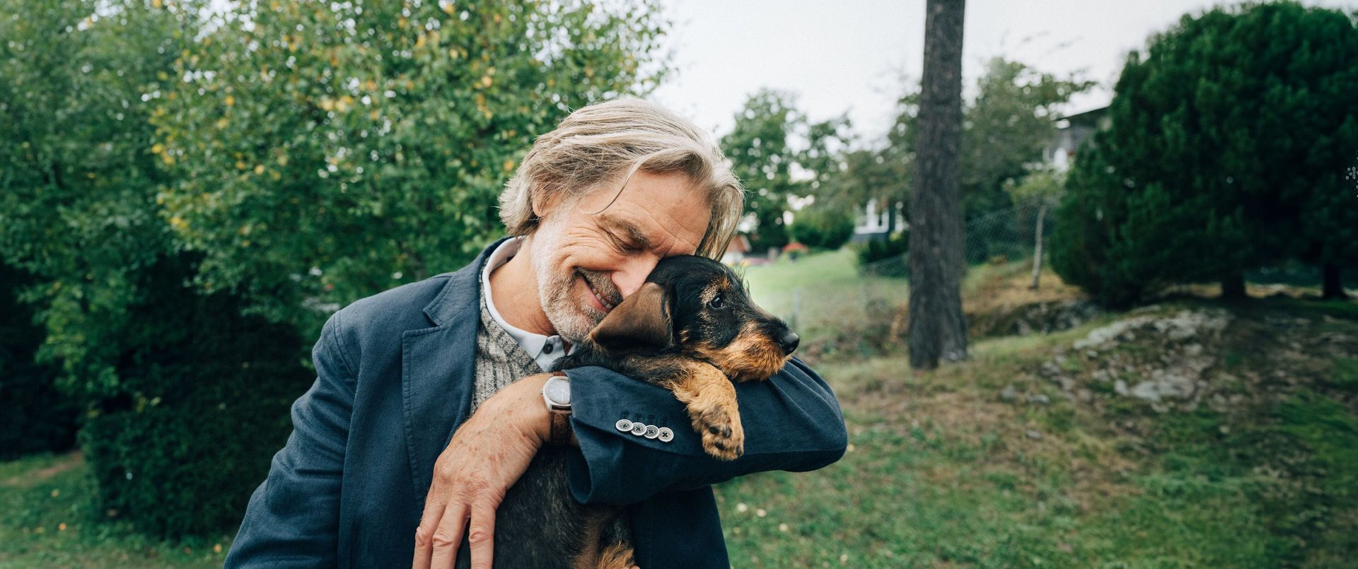 Mann som koser med en hund