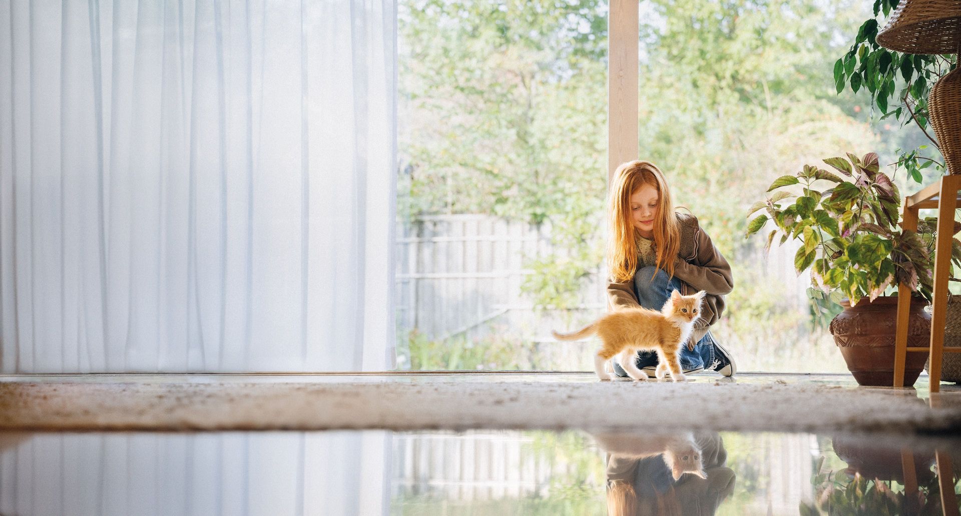 Kattunge og jente koser