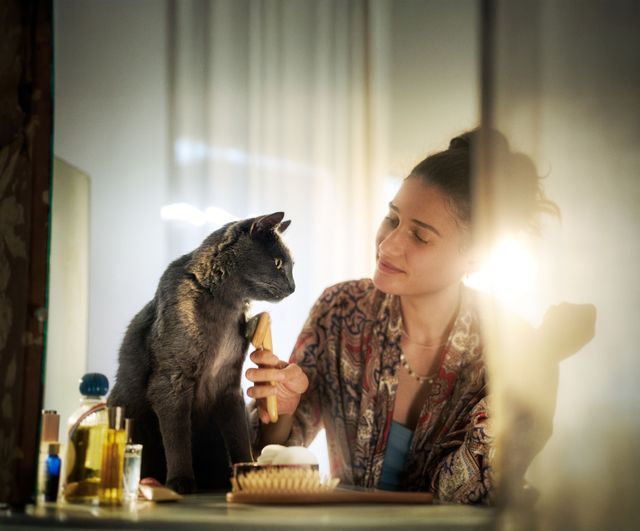 Kvinne som børster katt.