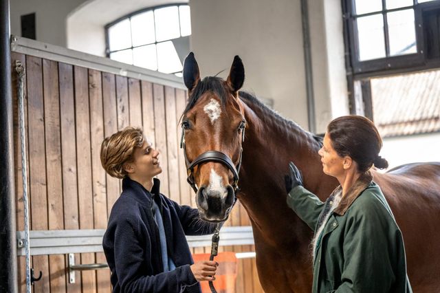 Hest og eiere på stallgangen