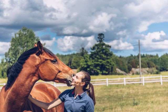Hest og eier ute på sommerbeite