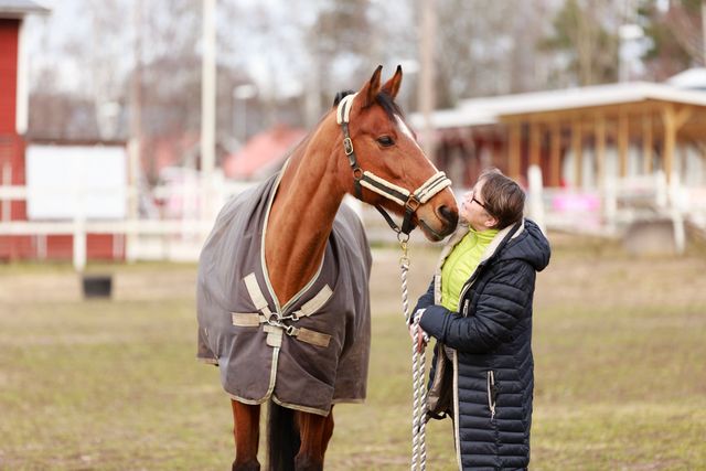 Hest og eier ute på leietur