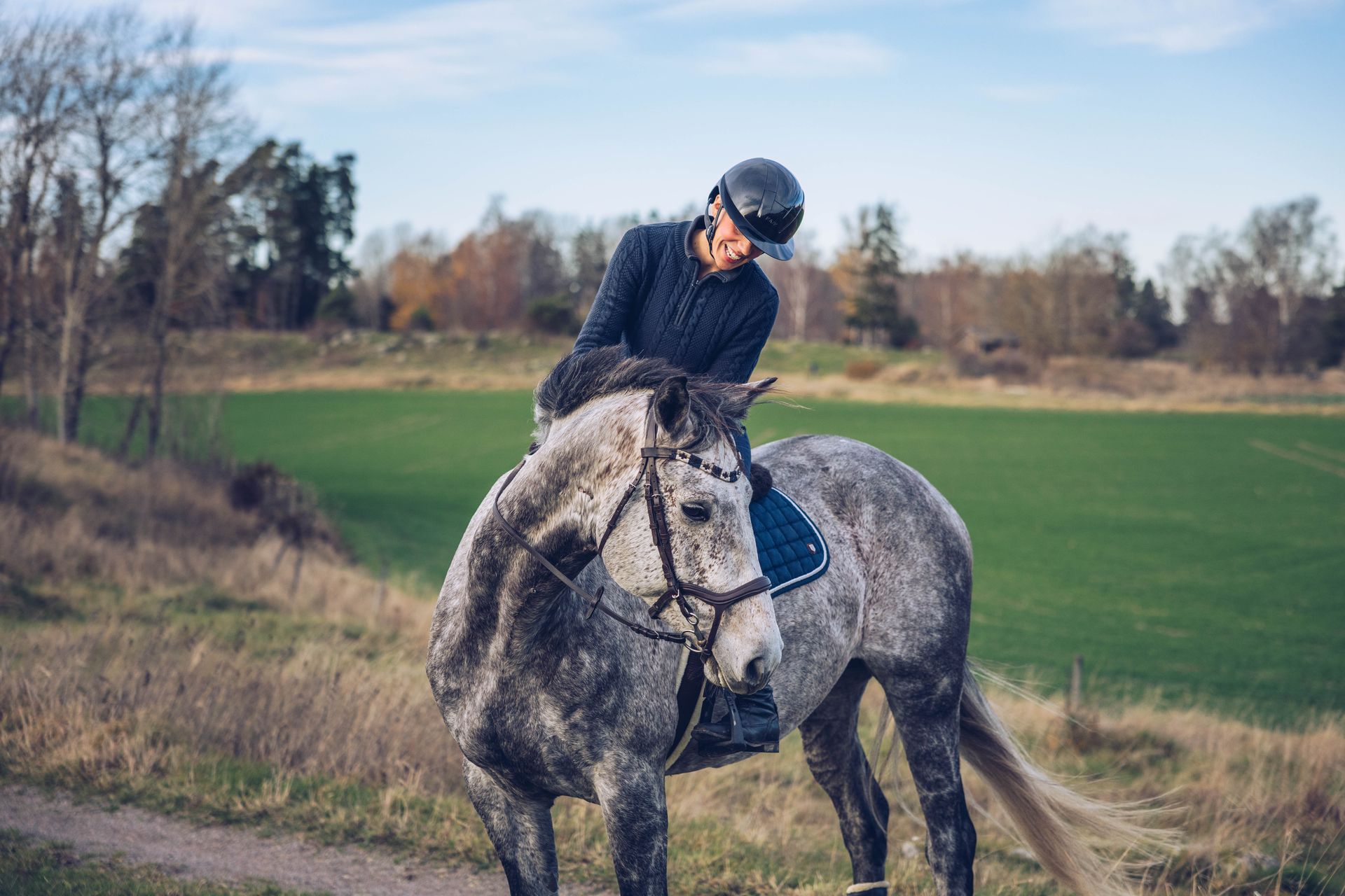 Hest og rytter på tur ute
