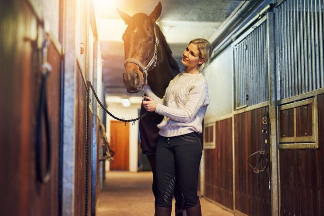 Hest og dame i stall
