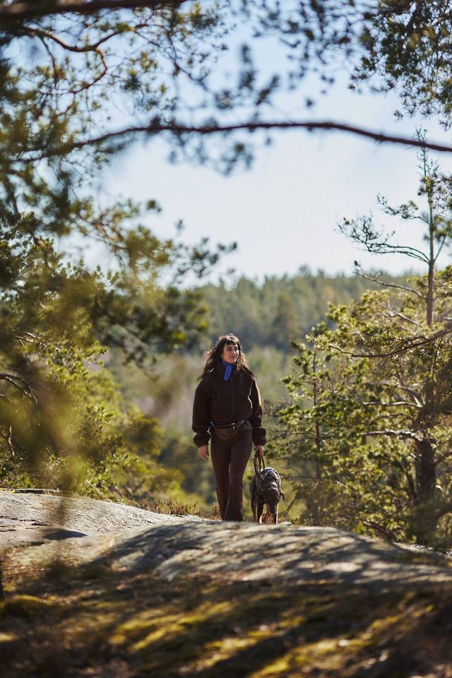Eier går Agrias Hundetur med hunden sin i skogen.