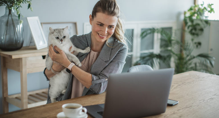 Dame og katt foran pc