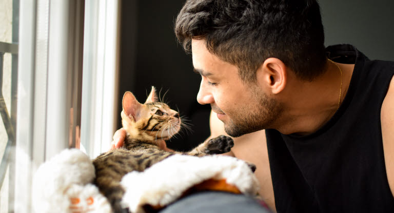 Kattunge og mann