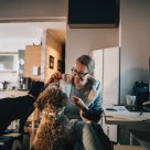 Dame med hund og katt på hjemmekontor