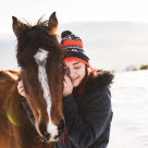 Hest og dame som koser