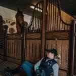 Fysioterapaut Johanna Wahlund viser øvelser