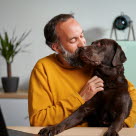 Hund som koser med en mann