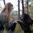 Dame og hund i skogen