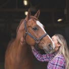 Hest og dame i stall