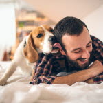 Hund slikker eier i øret