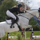 Profilrytter Hege Tidemandsen og hesten hennes Cavis under en sprangkonkurranse