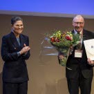 Kronprinsesse Victoria overrekker Den store forskningsprisen i veterinærmedisin til den aller første mottakeren, professor Henrik Elvang Jensen, under prisseremonien på Sveriges Lantbruksuniversitet.