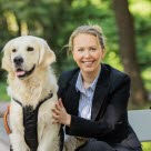 Camilla Stenseng, ny landssjef og administrerende direktør i Agria Dyreforsikring Norge, sammen med hunden Felix