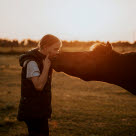 Jente og hest på beite