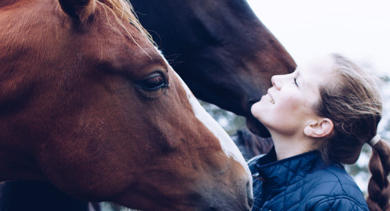 Jente og hest utendørs