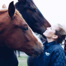 Jente og hest utendørs