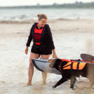 Dame og hund på stranden