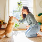 Katt og dame som øver på triks