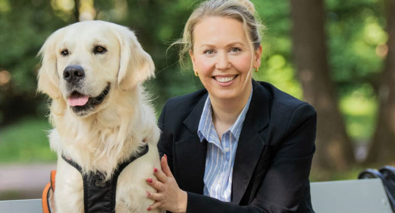 Camilla Stenseng, ny landssjef og administrerende direktør i Agria Dyreforsikring Norge, sammen med hunden Felix